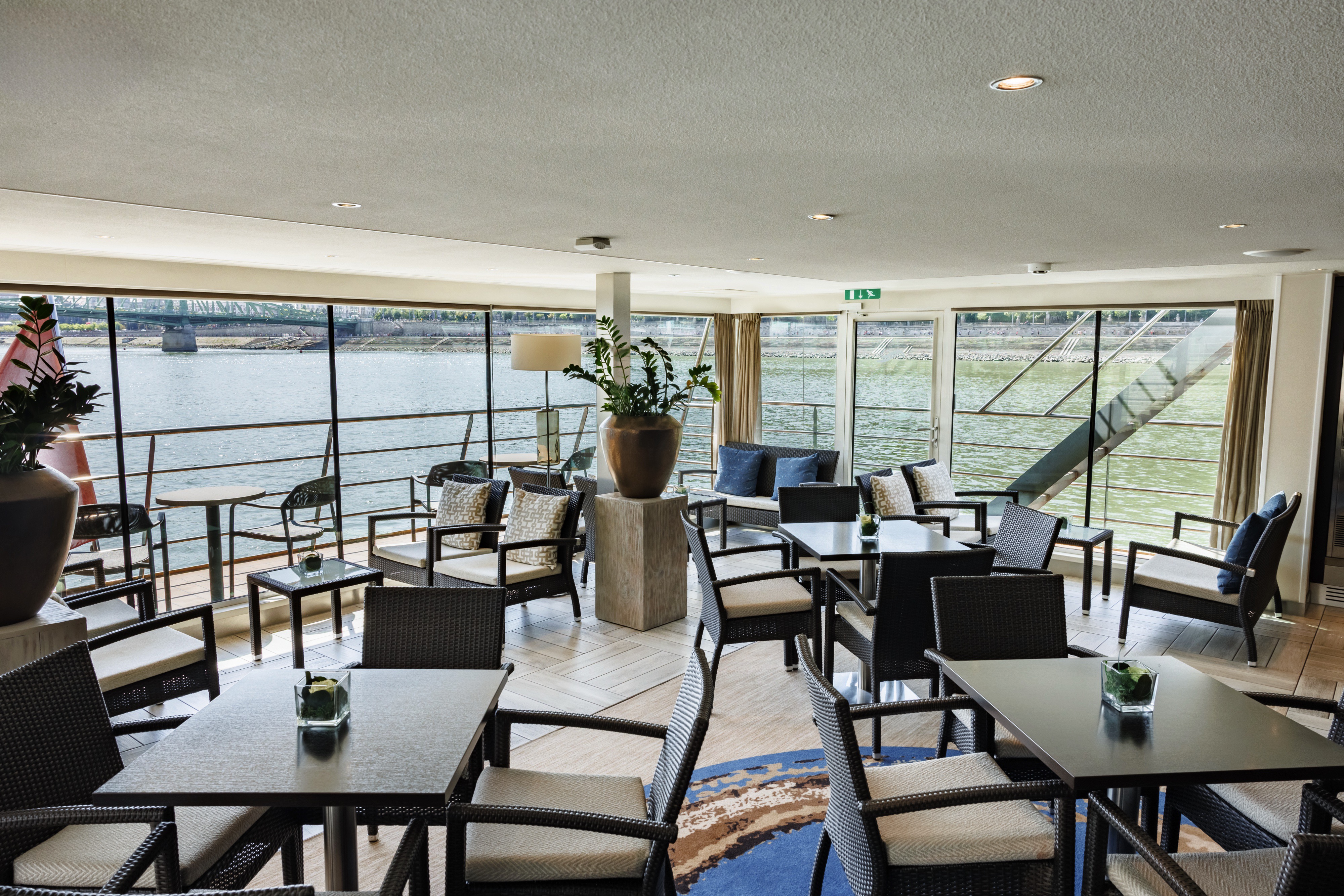 Avalon Illumination - Club Lounge